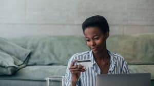 woman-onlineshopping-creditcard_SOPL18137_1523420_st_1560x880